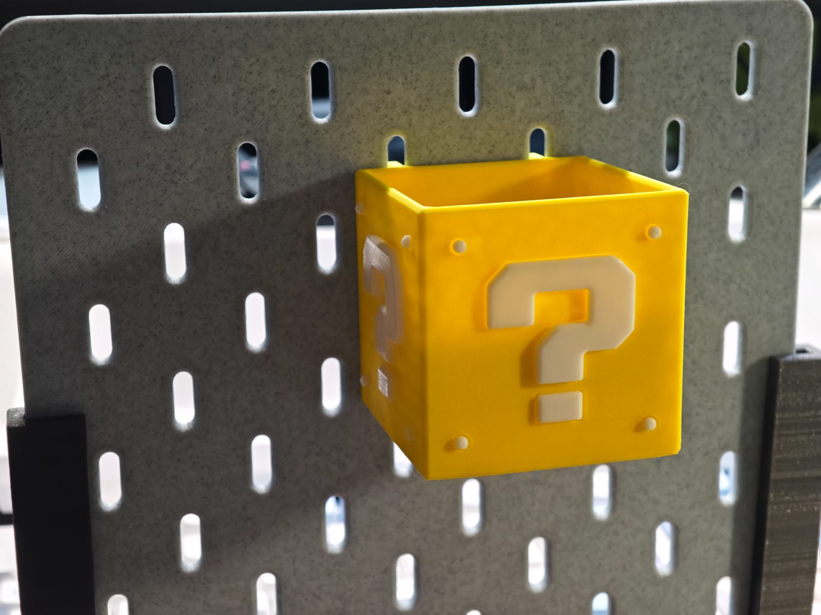 #1 IKEA_Skadis_Mario_Question_mark_box — vue 3