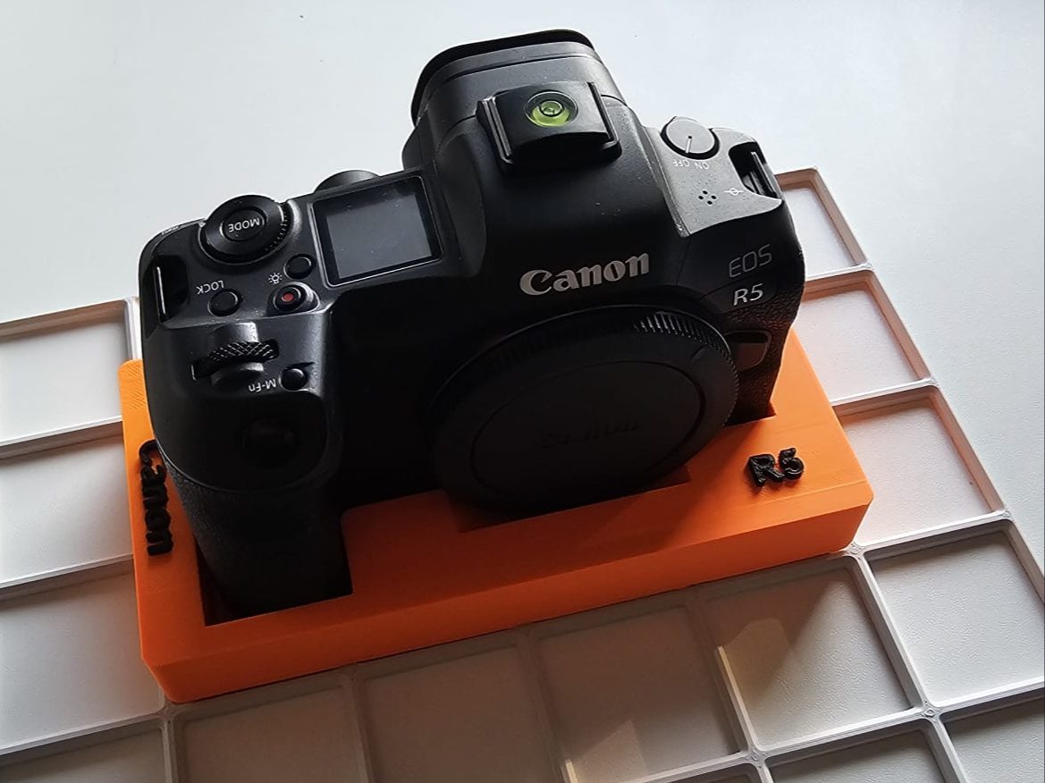 #35 Gridfinity Canon R5 Halterung 2x4 — vue 1