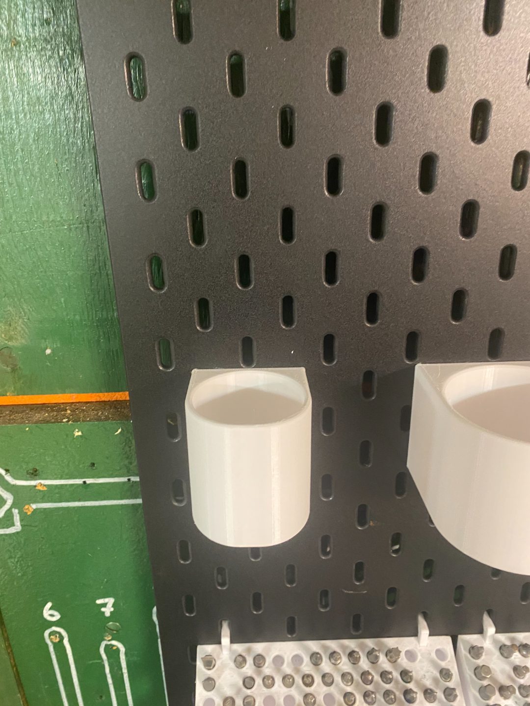 #37 Skadis bottle can holder 8 sizes — vue 3
