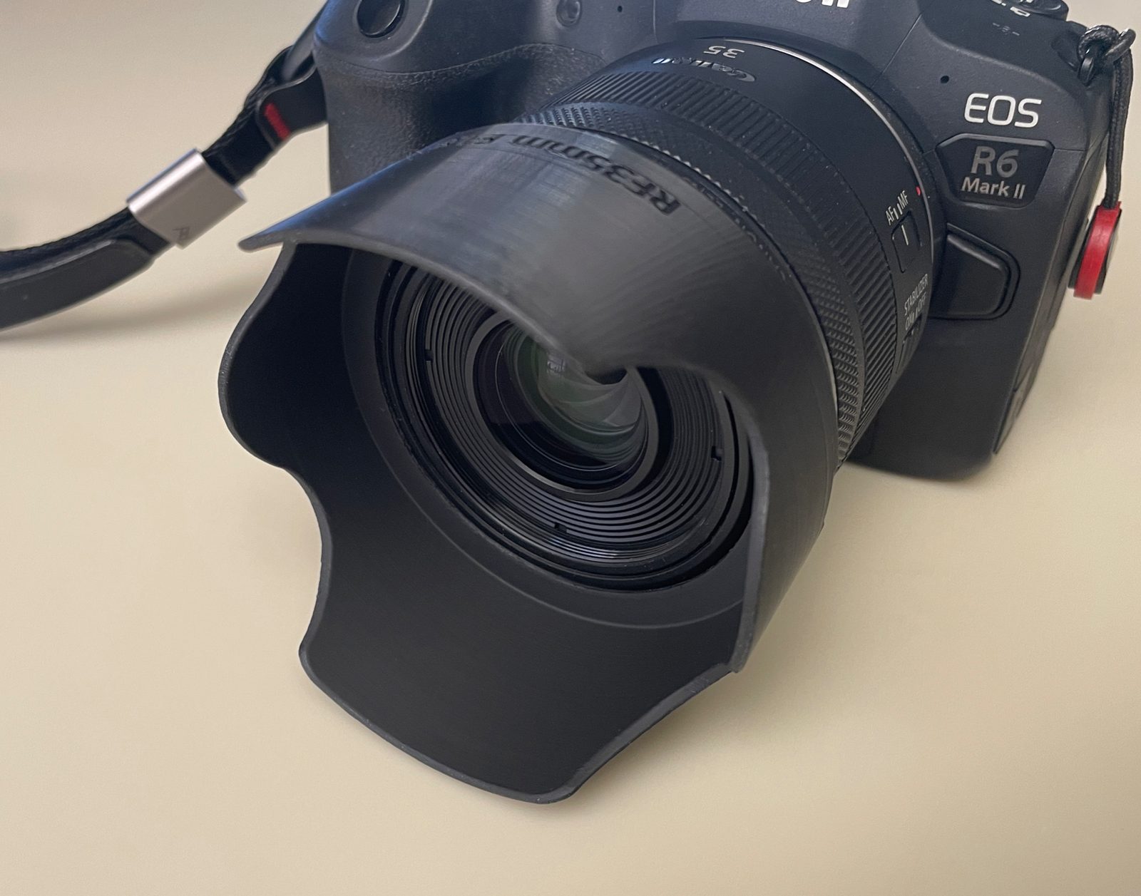 #41 Canon RF 35mm f 1.8 Macro IS STM Lens Hood — vue 5