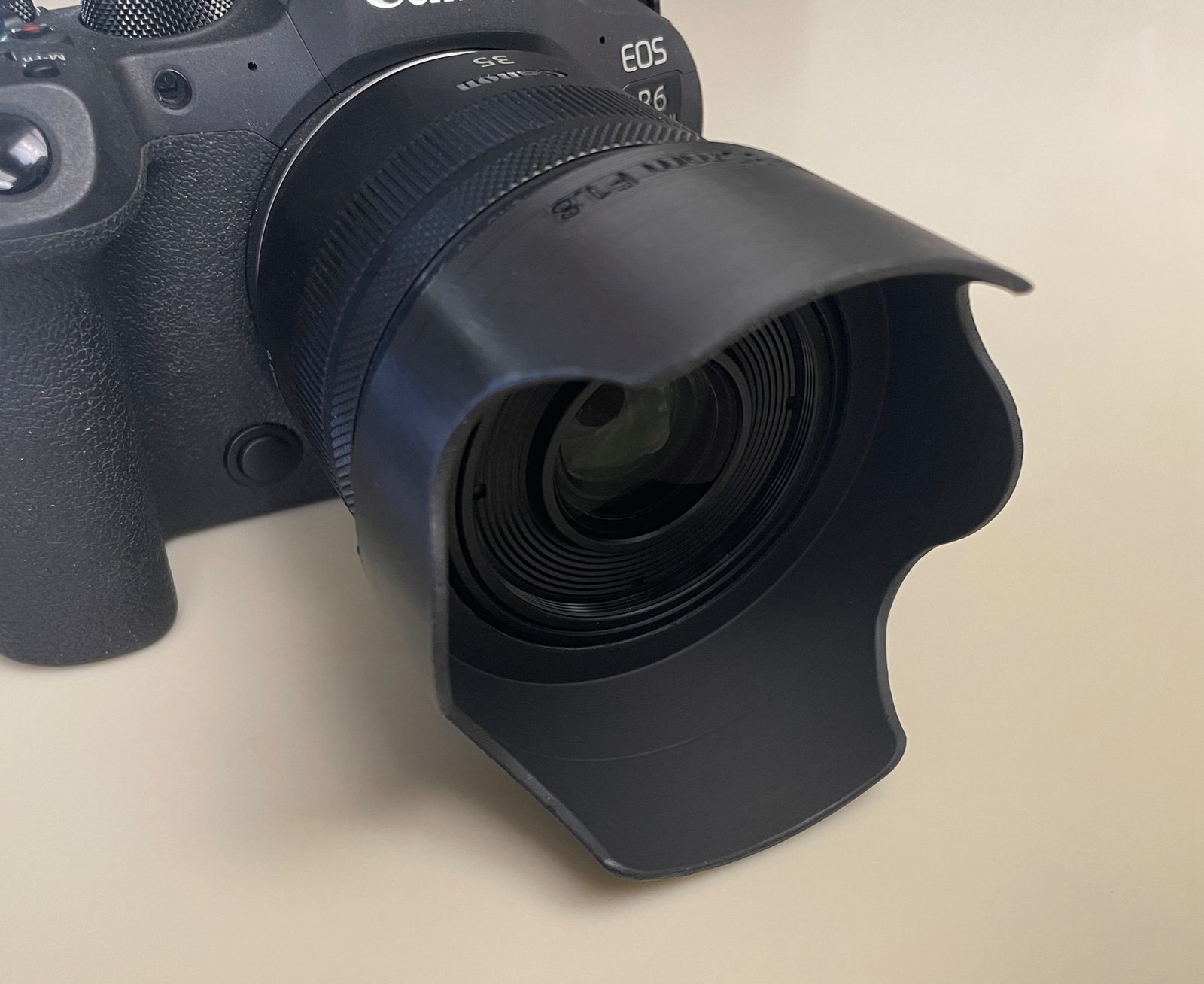 #41 Canon RF 35mm f 1.8 Macro IS STM Lens Hood — vue 7