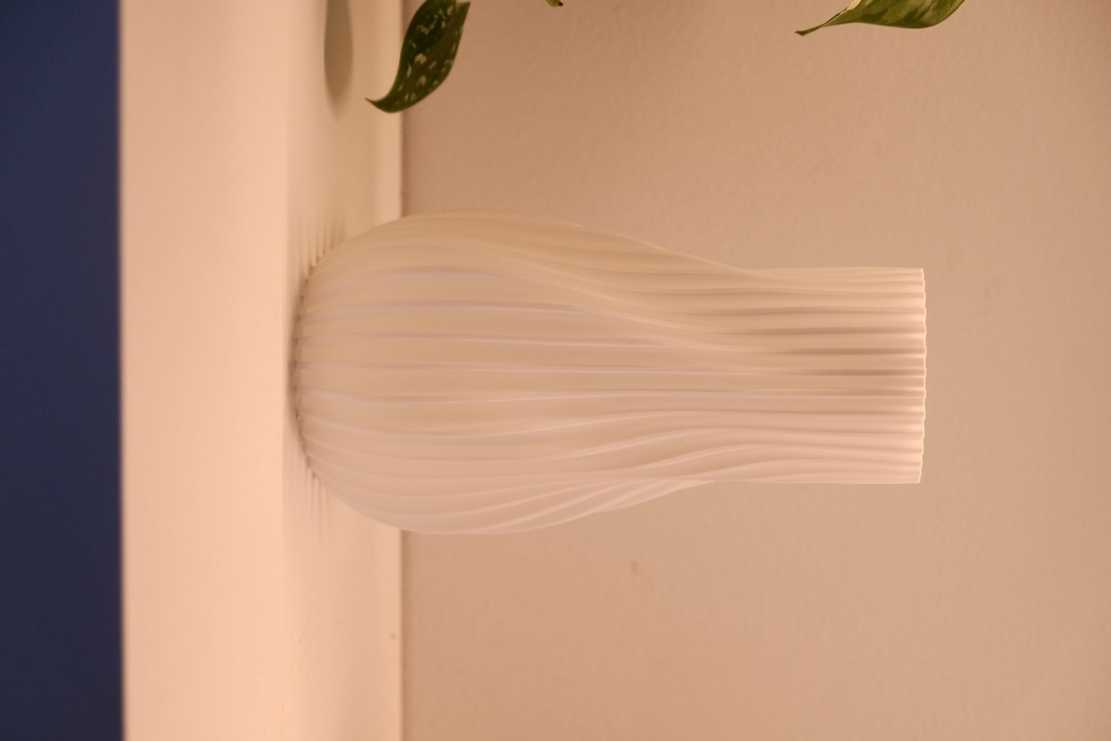 #41 Vase. Modern Flowing Sculptural Vase — vue 4