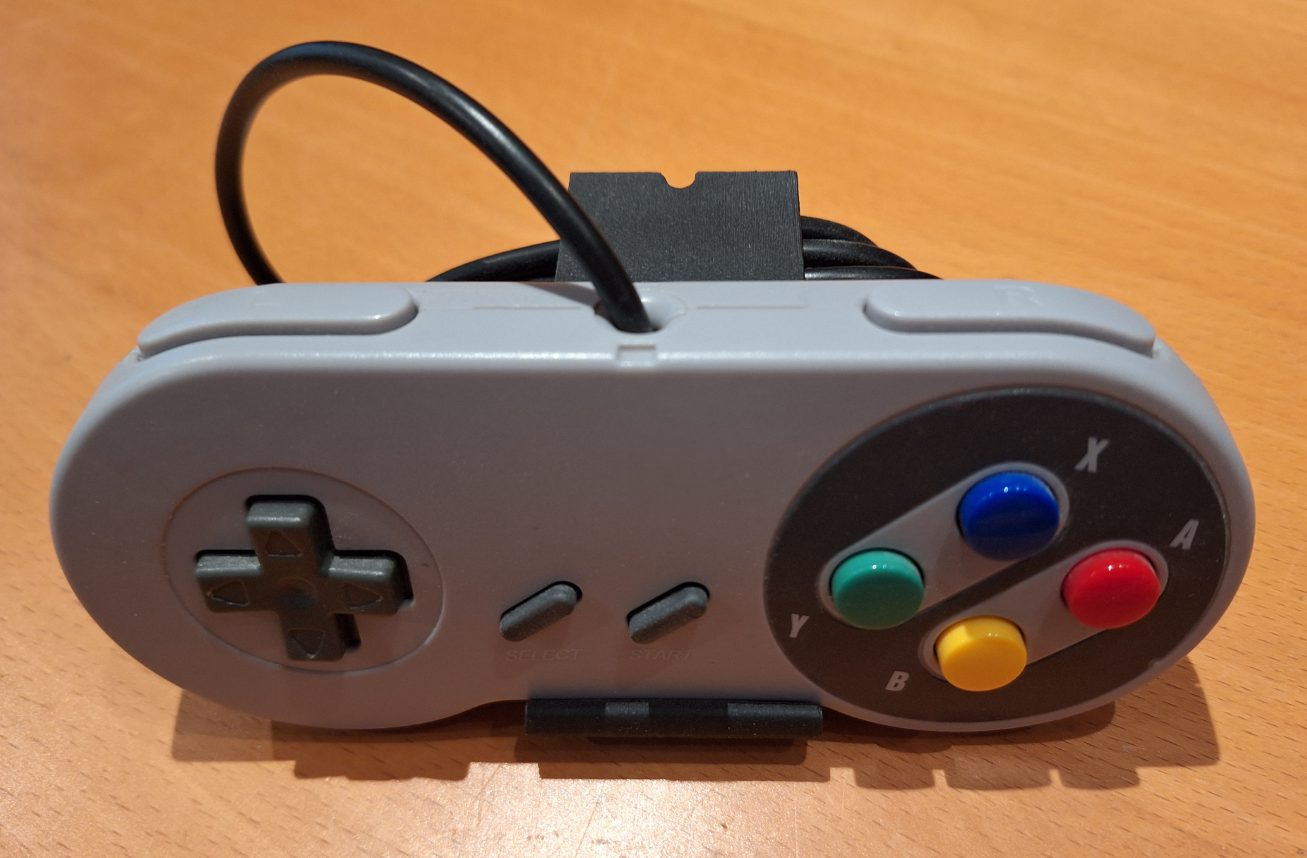 #60 NES SNES controller stand with cable management — vue 4