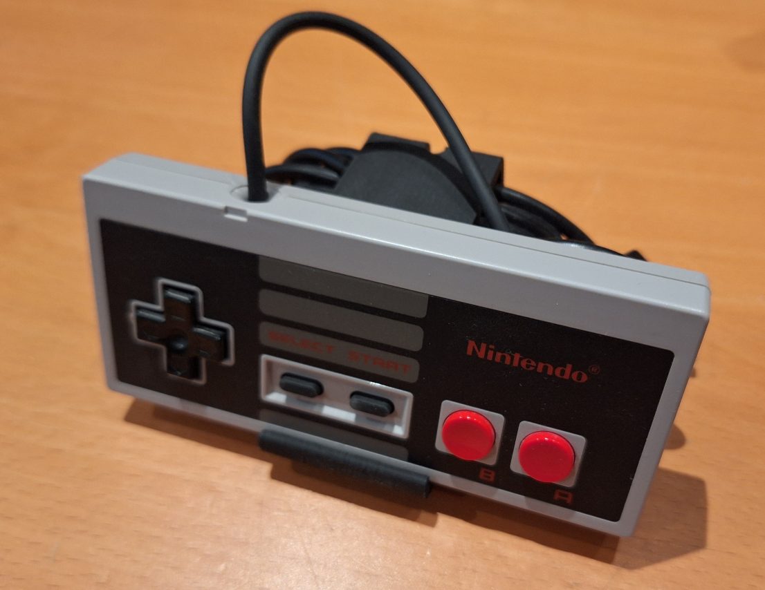 #60 NES SNES controller stand with cable management — vue 6