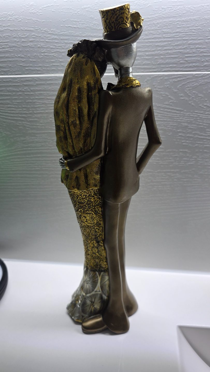 #63 A loving Mexican couple of skeletons ) — vue 4
