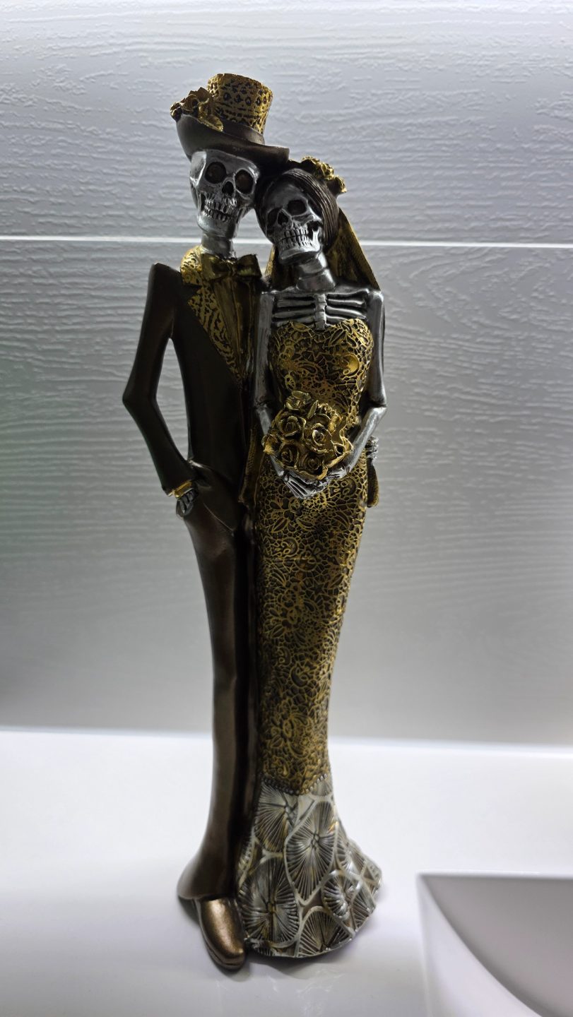 #63 A loving Mexican couple of skeletons ) — vue 8