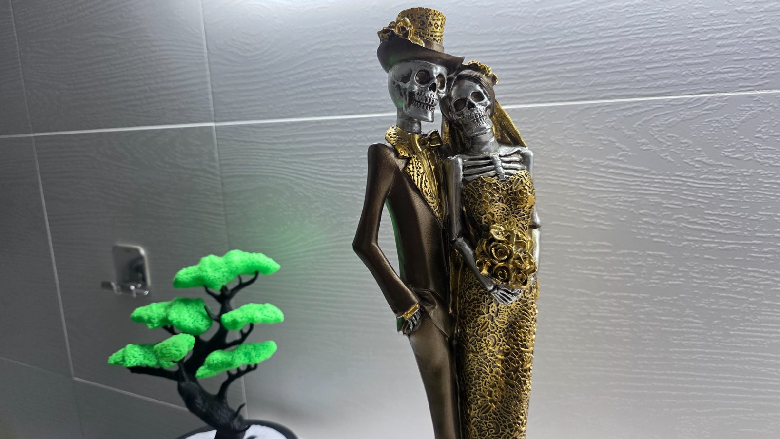 #63 A loving Mexican couple of skeletons ) — vue 13