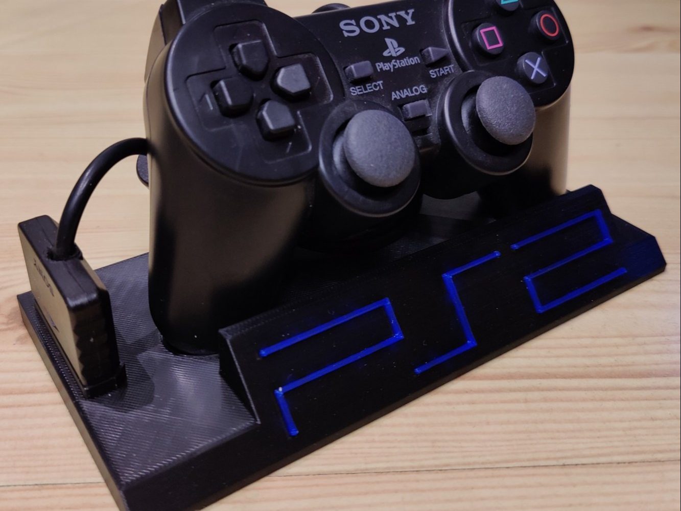 #67 PS2 Controller Stand With Playstation 2 Logo — vue 1