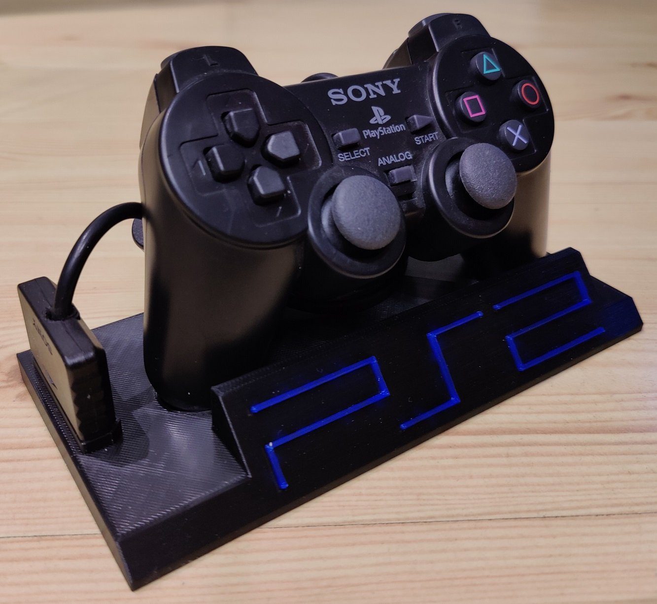 #67 PS2 Controller Stand With Playstation 2 Logo — vue 5