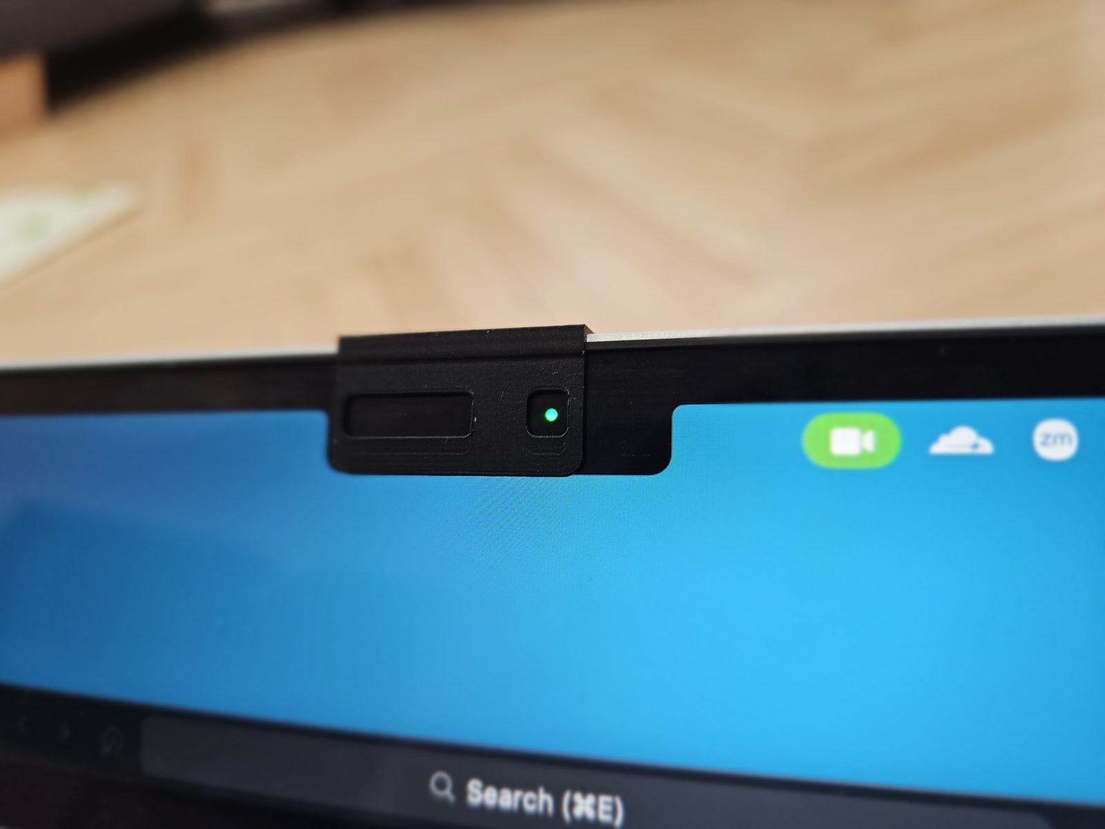 #70 Macbook camera cover - brightness sensor exposed — vue 1