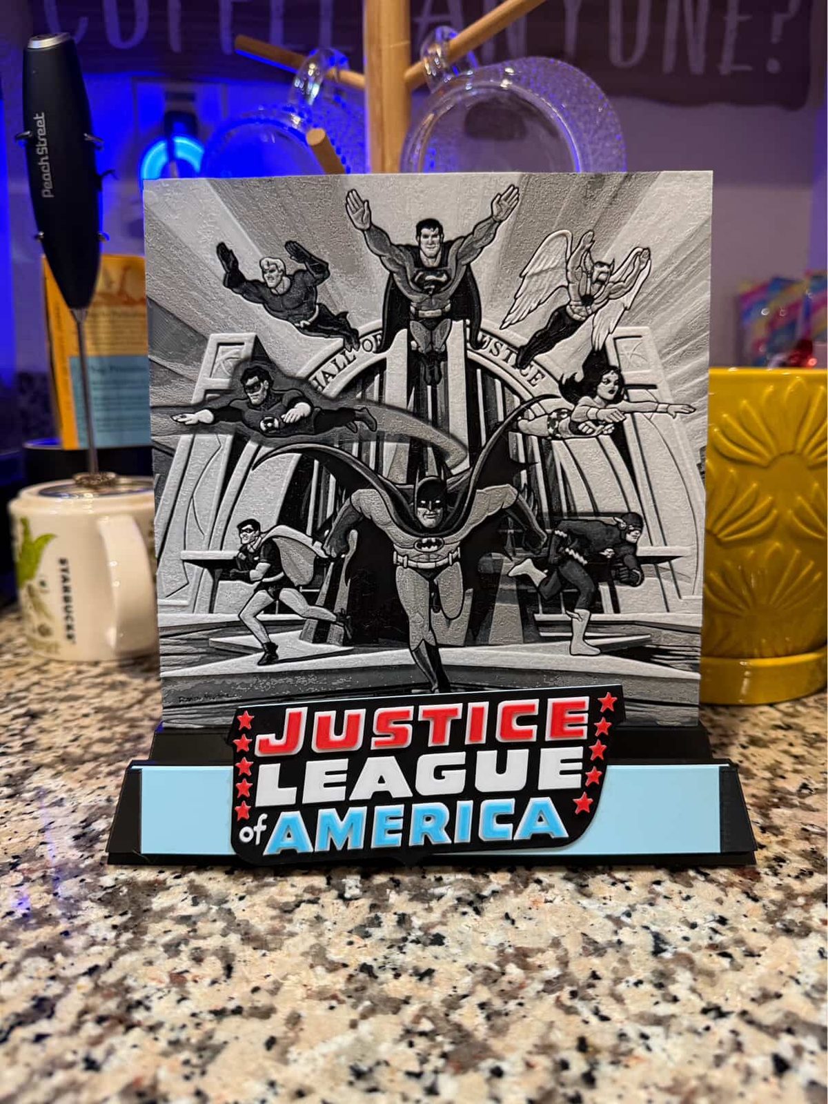 #72 Justice League of America Comic Book Kickstand — vue 3