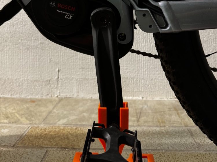 #82 Pedal Hook Bike Stand – No Kickstand No Problem! — vue 2