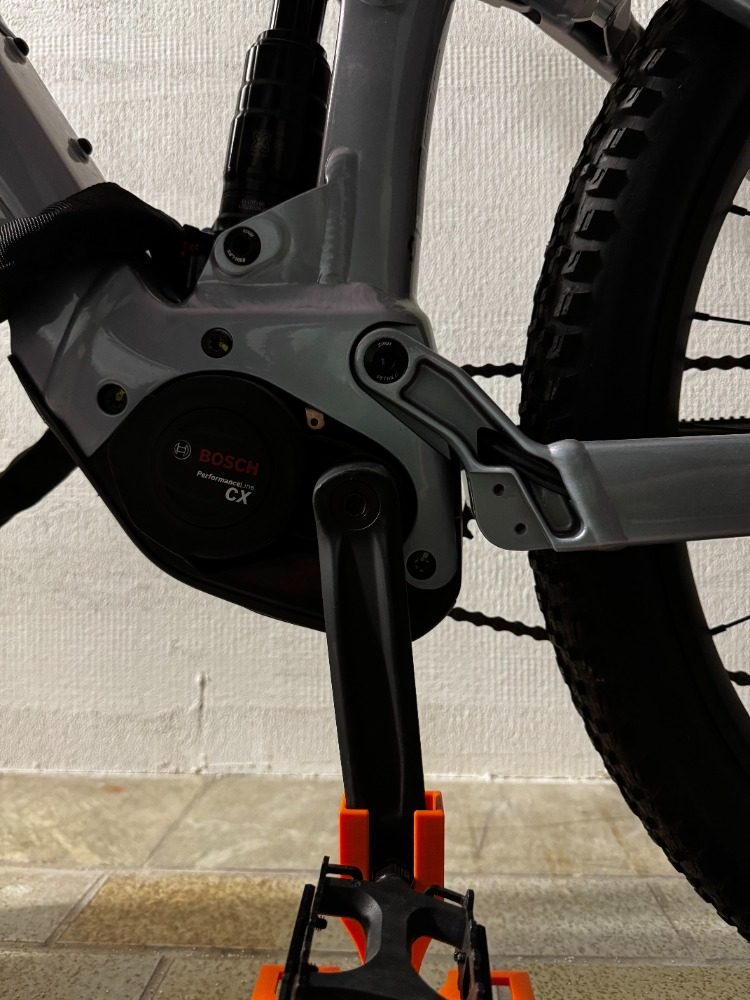 #82 Pedal Hook Bike Stand – No Kickstand No Problem! — vue 4