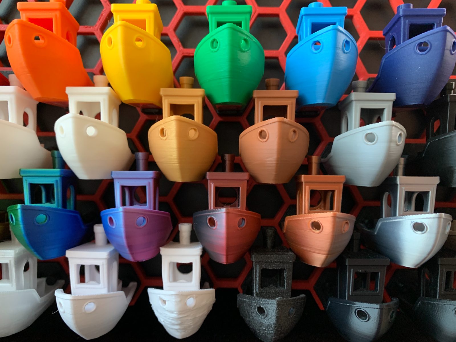#85 HSW benchy display hanger — vue 1