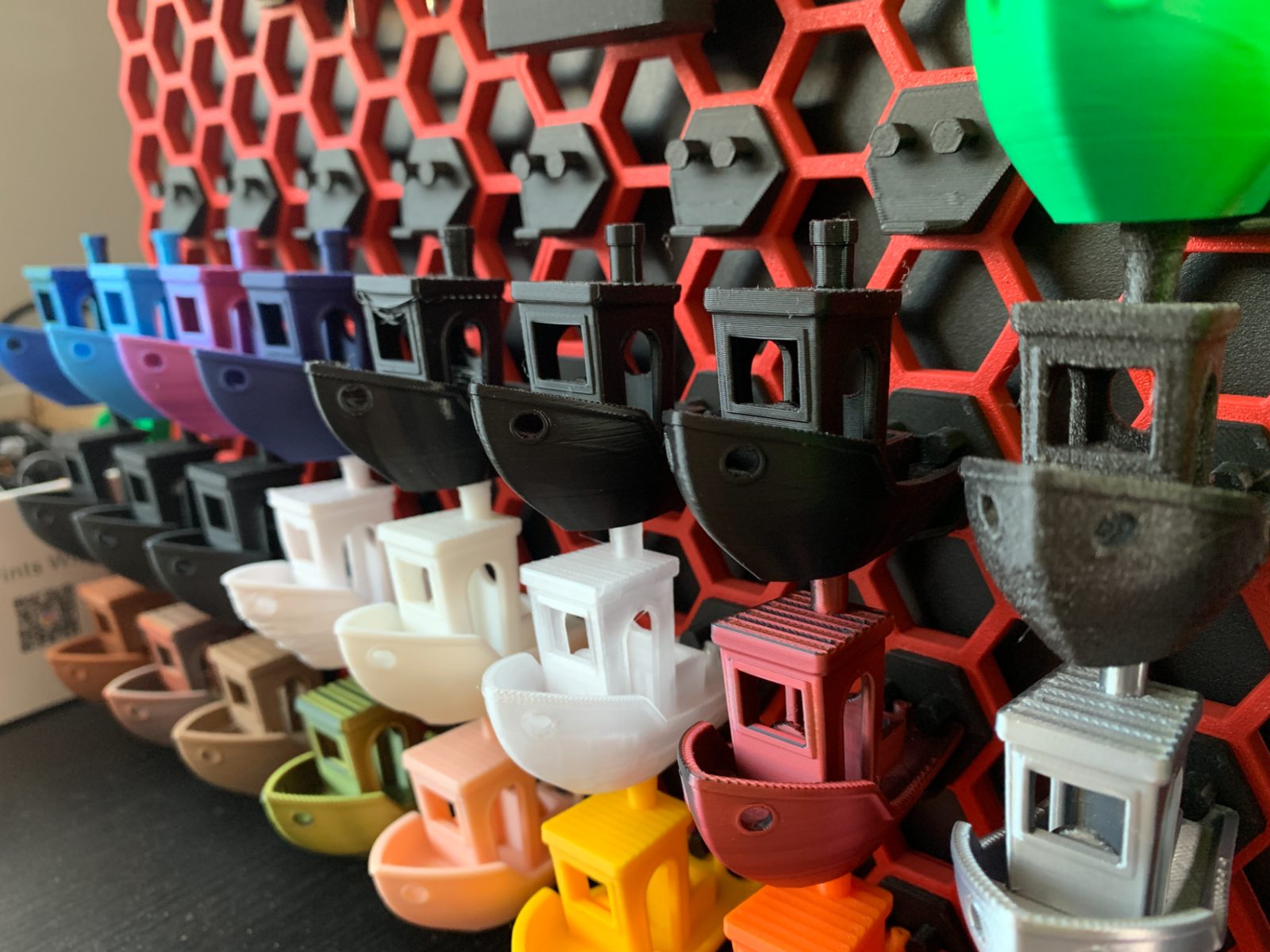 #85 HSW benchy display hanger — vue 5
