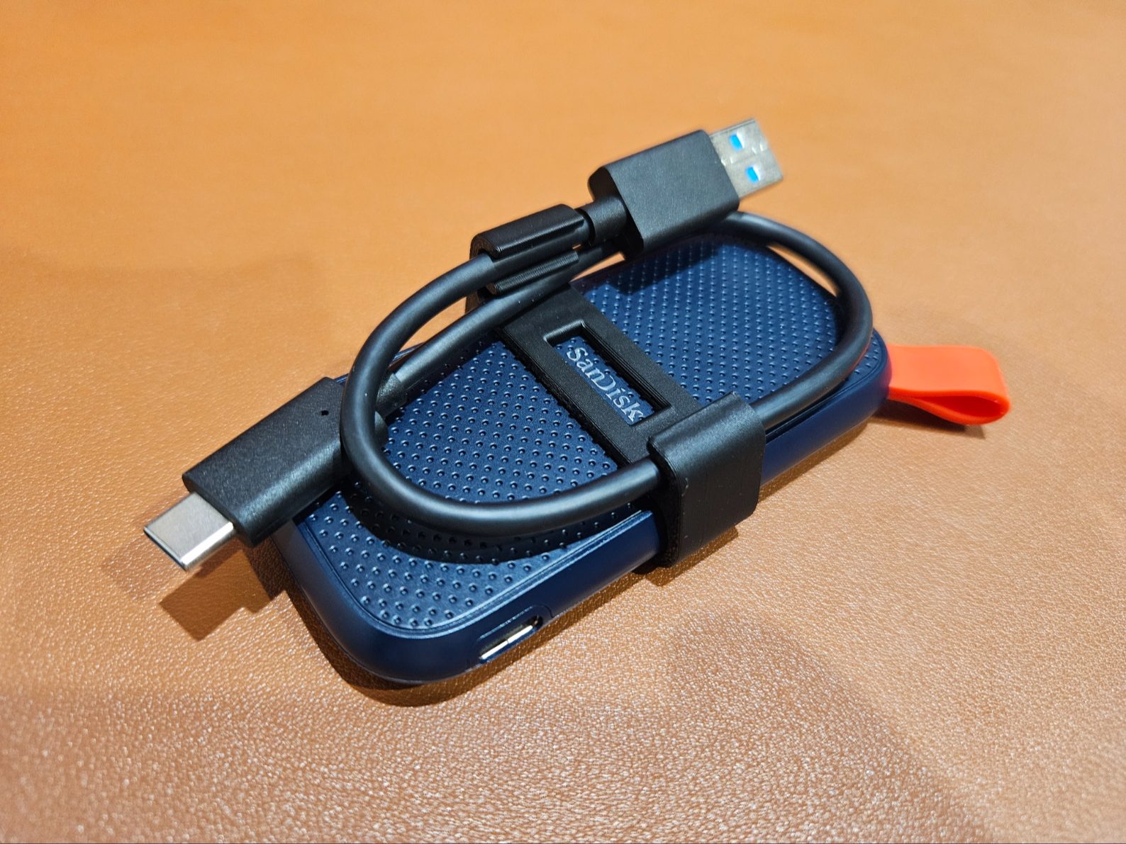 #95 SanDisk Portable SSD - Cable Holder — vue 4