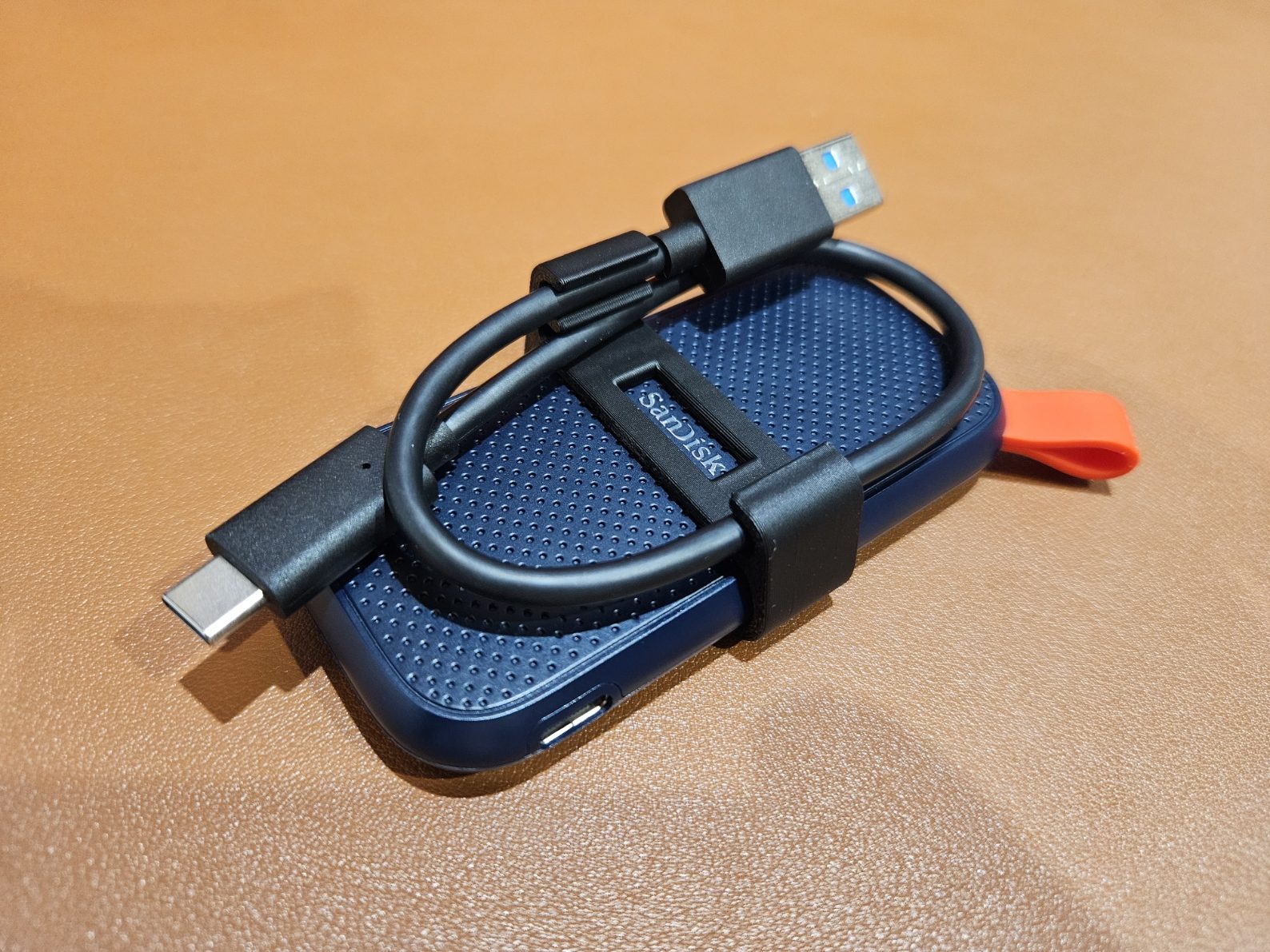 #95 SanDisk Portable SSD - Cable Holder — vue 5