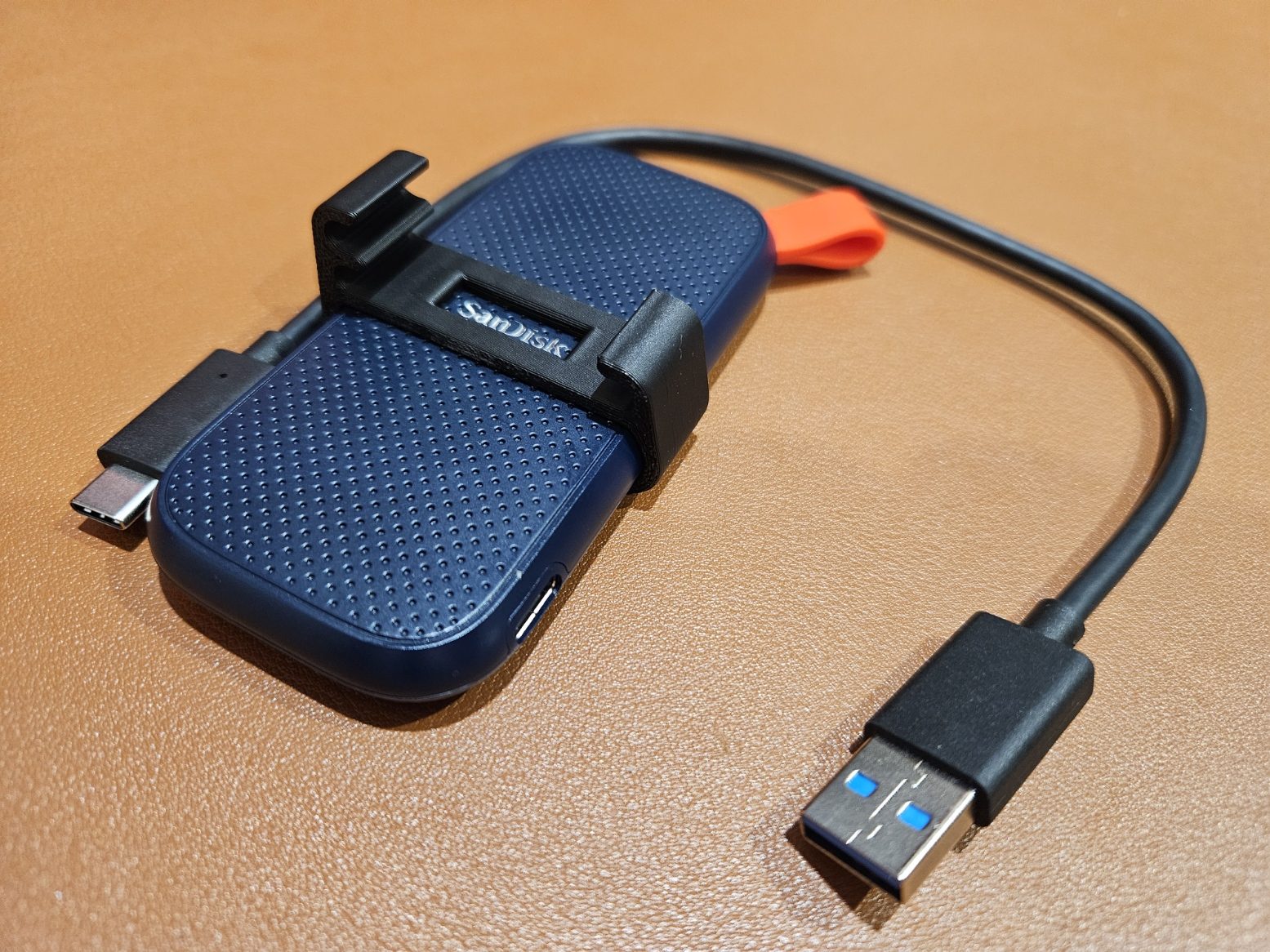 #95 SanDisk Portable SSD - Cable Holder — vue 6