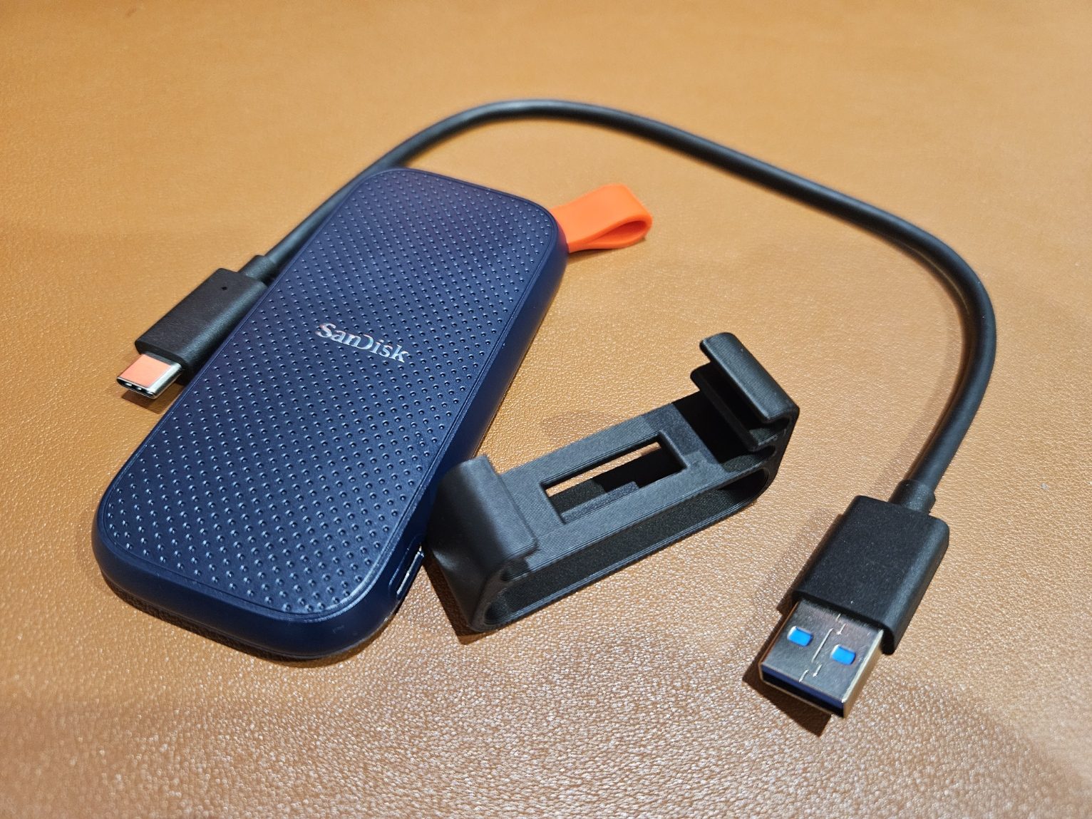 #95 SanDisk Portable SSD - Cable Holder — vue 8