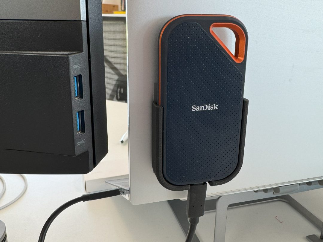 #99 Sandisk Extreme Pro holder — vue 3
