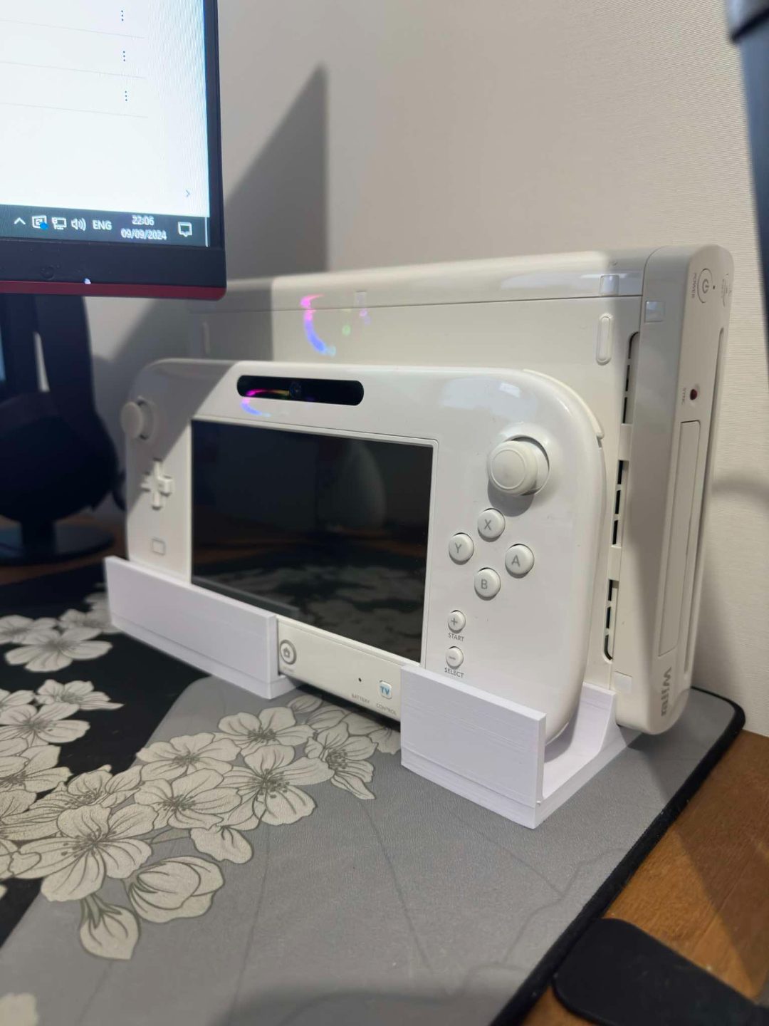 #119 Wii U All in One Stand - Console, Gamepad, USB HDD — vue 3