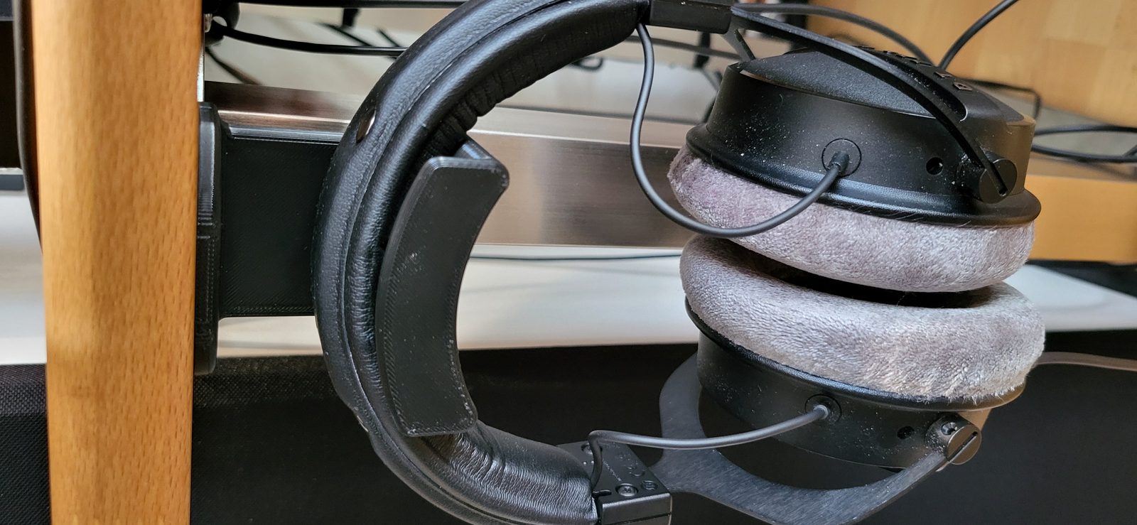#121 Headphone Mount v2 - below desk extra sturdy — vue 6