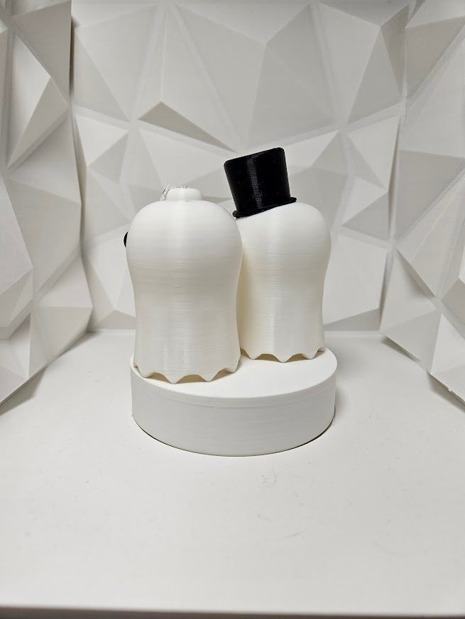 #122 Bride and Groom Ghost Wedding Cake Topper — vue 3