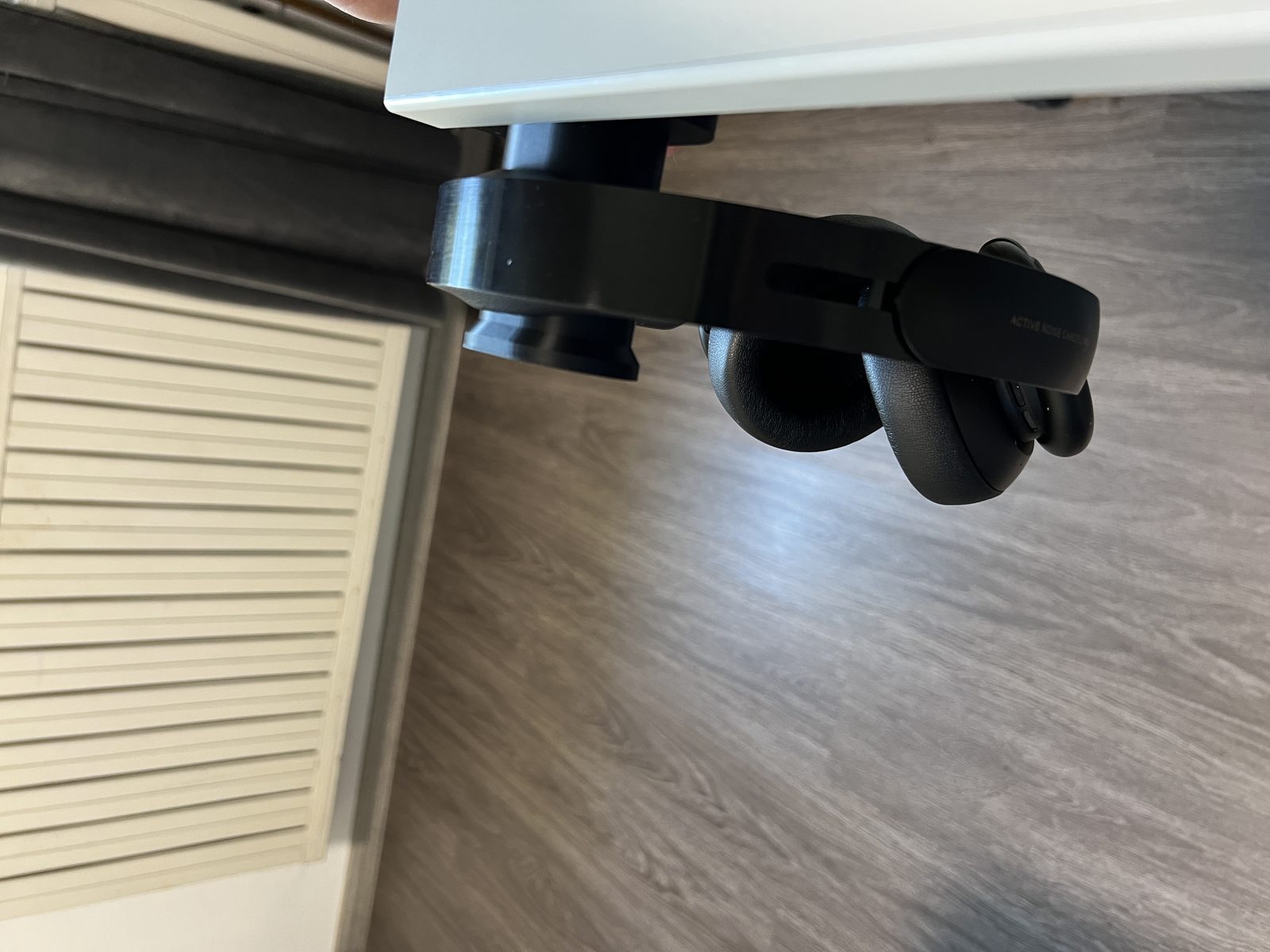 #122 Headphones holder for desk — vue 3