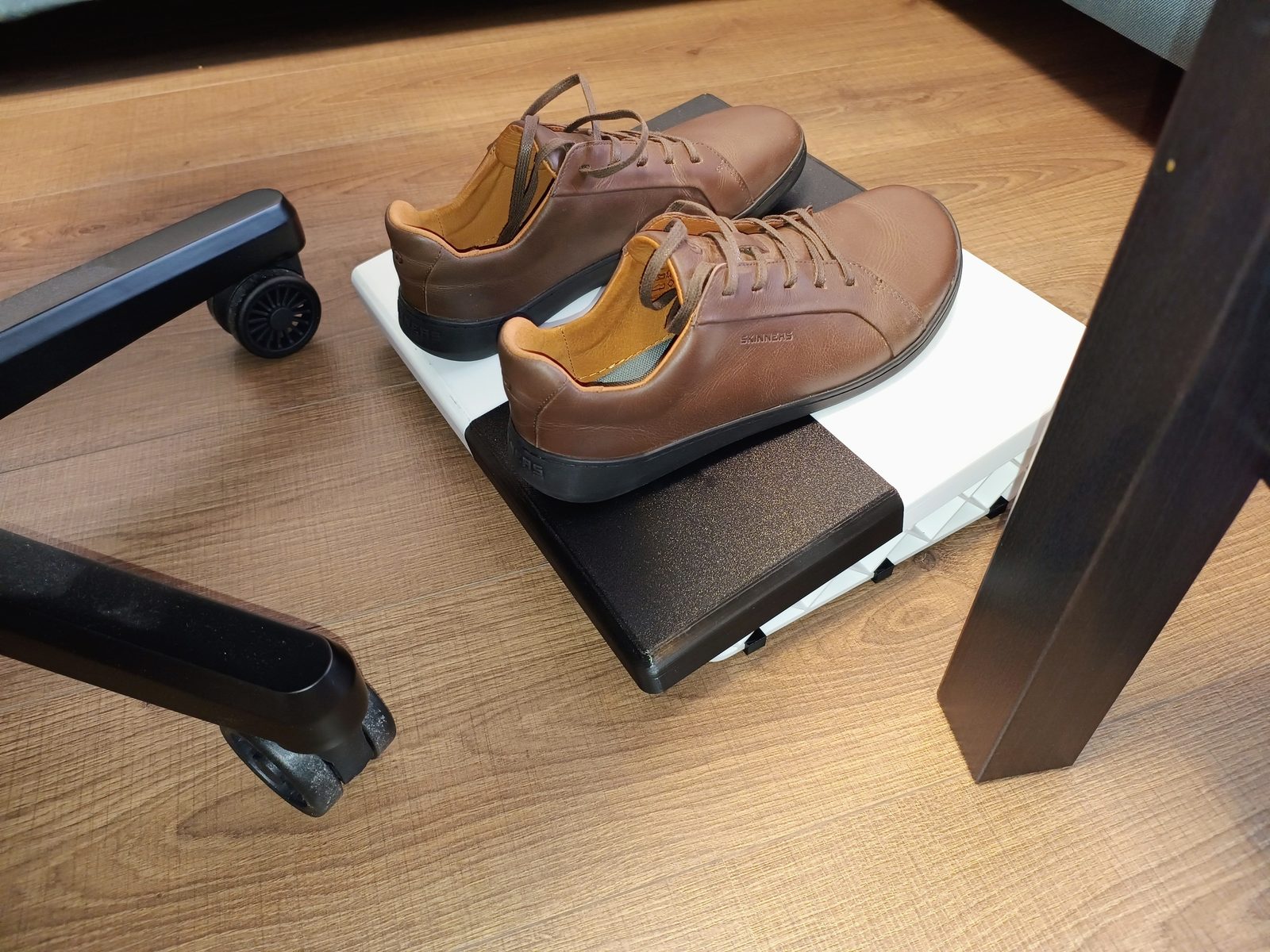 #123 Under-Desk Footrest — vue 3