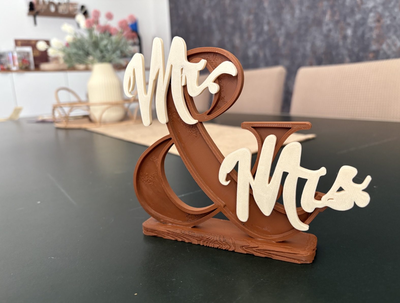 #129 Mr and Mrs Stand - Wedding and Anniversary decor — vue 1
