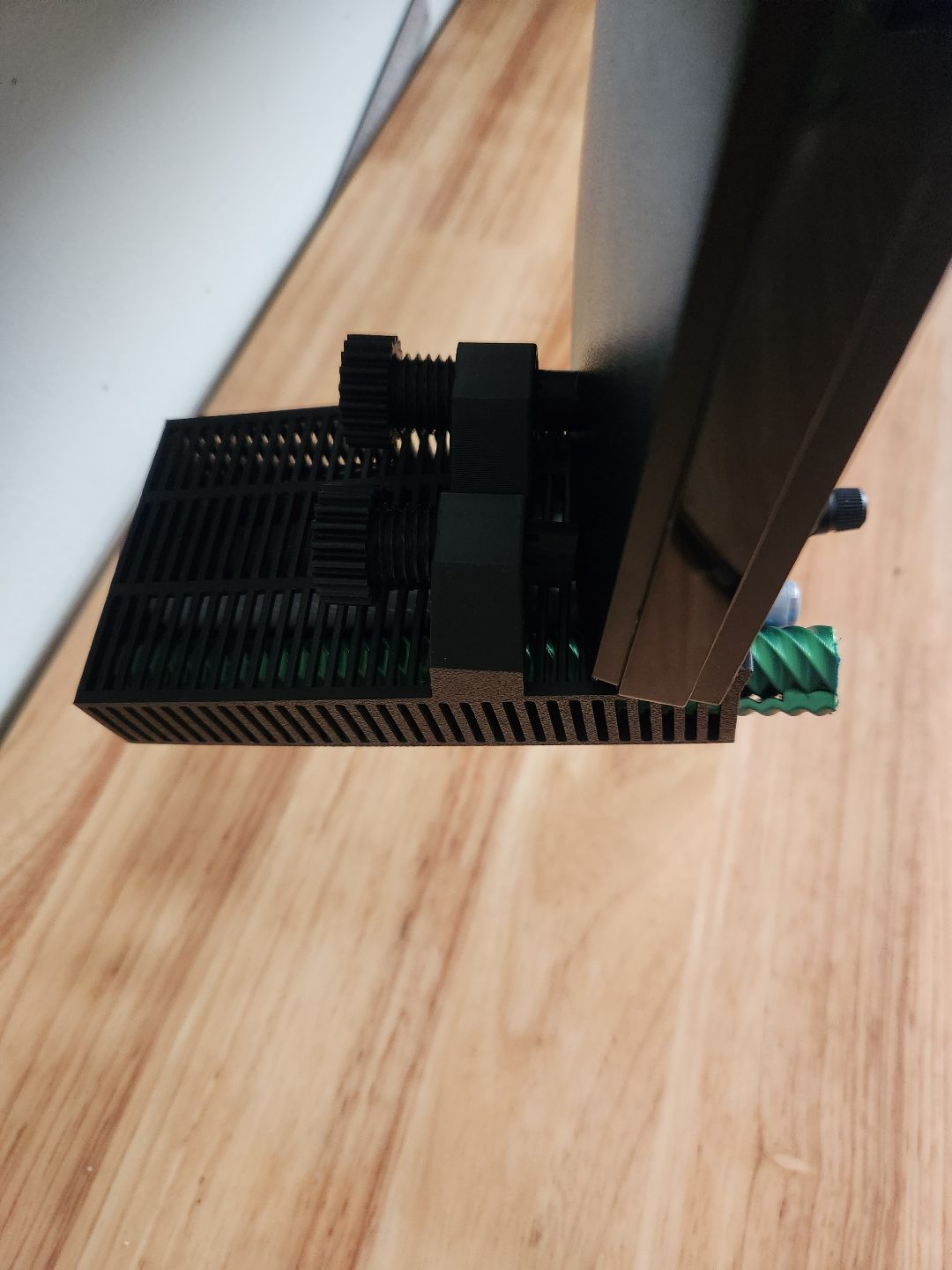 #150 Under monitor pen pencil holder v2 (More secure) — vue 5