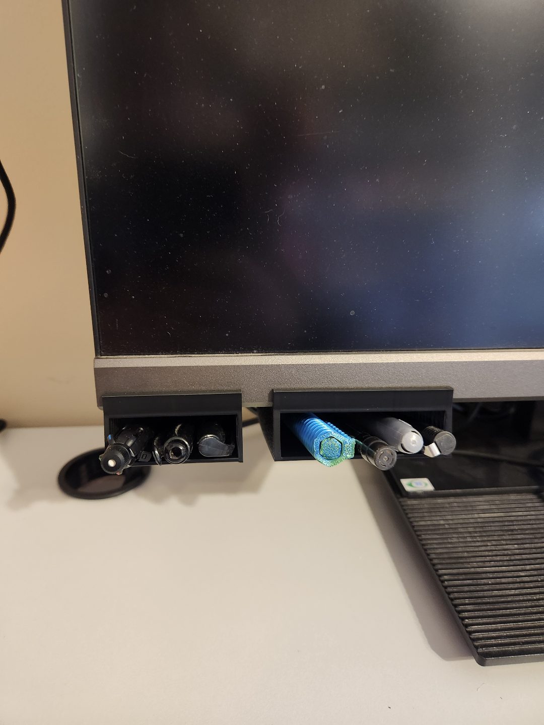 #150 Under monitor pen pencil holder v2 (More secure) — vue 6