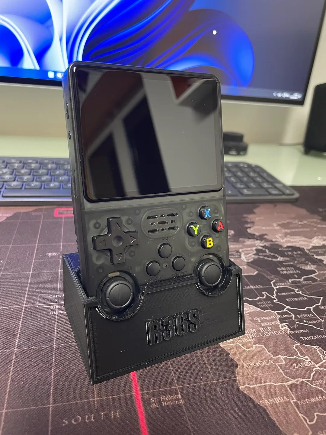 #160 R36S Retro Handheld Stand — vue 3
