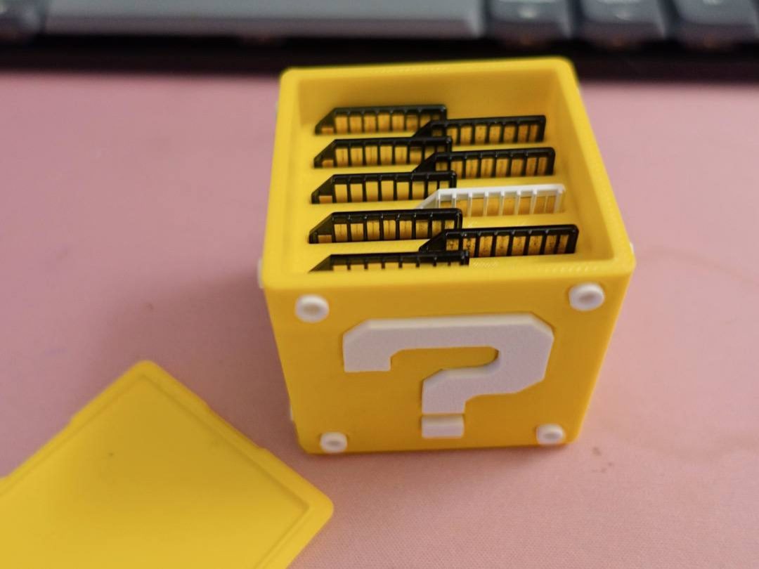 #162 Super Mario Question Block SD card holder — vue 1