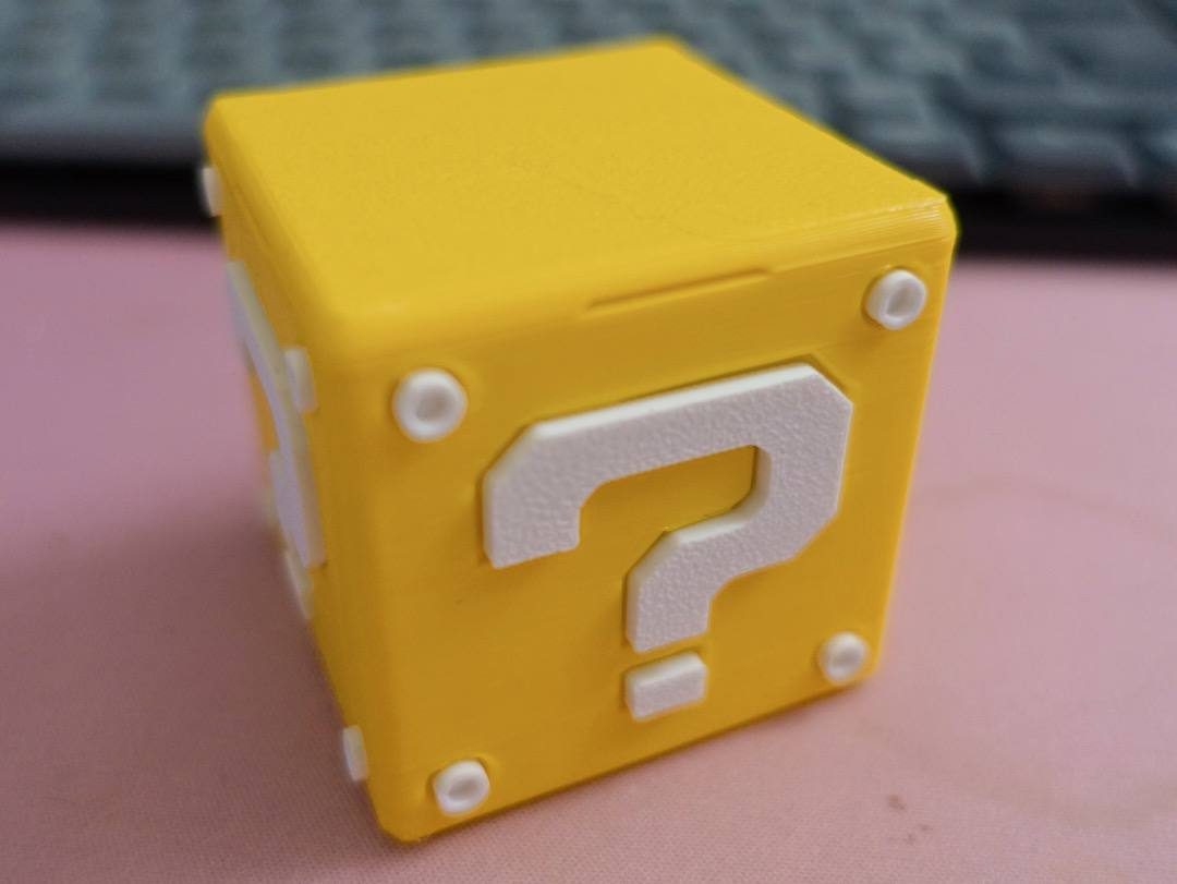#162 Super Mario Question Block SD card holder — vue 4