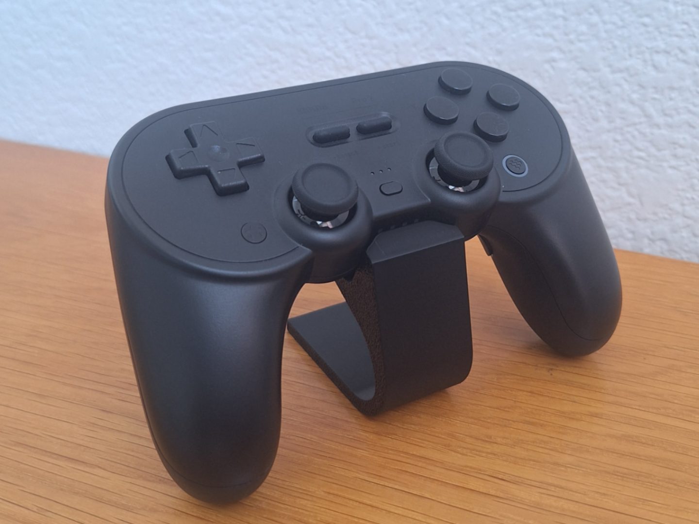 #166 8bitdo Pro2 Minimal Stand Holder — vue 1