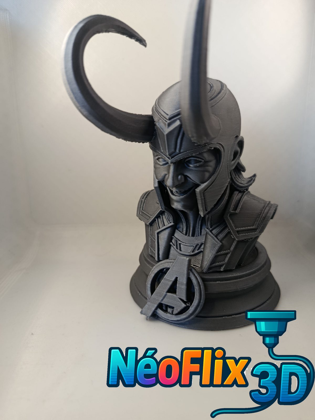 #203 Buste Loki sourire malicieux — vue 7