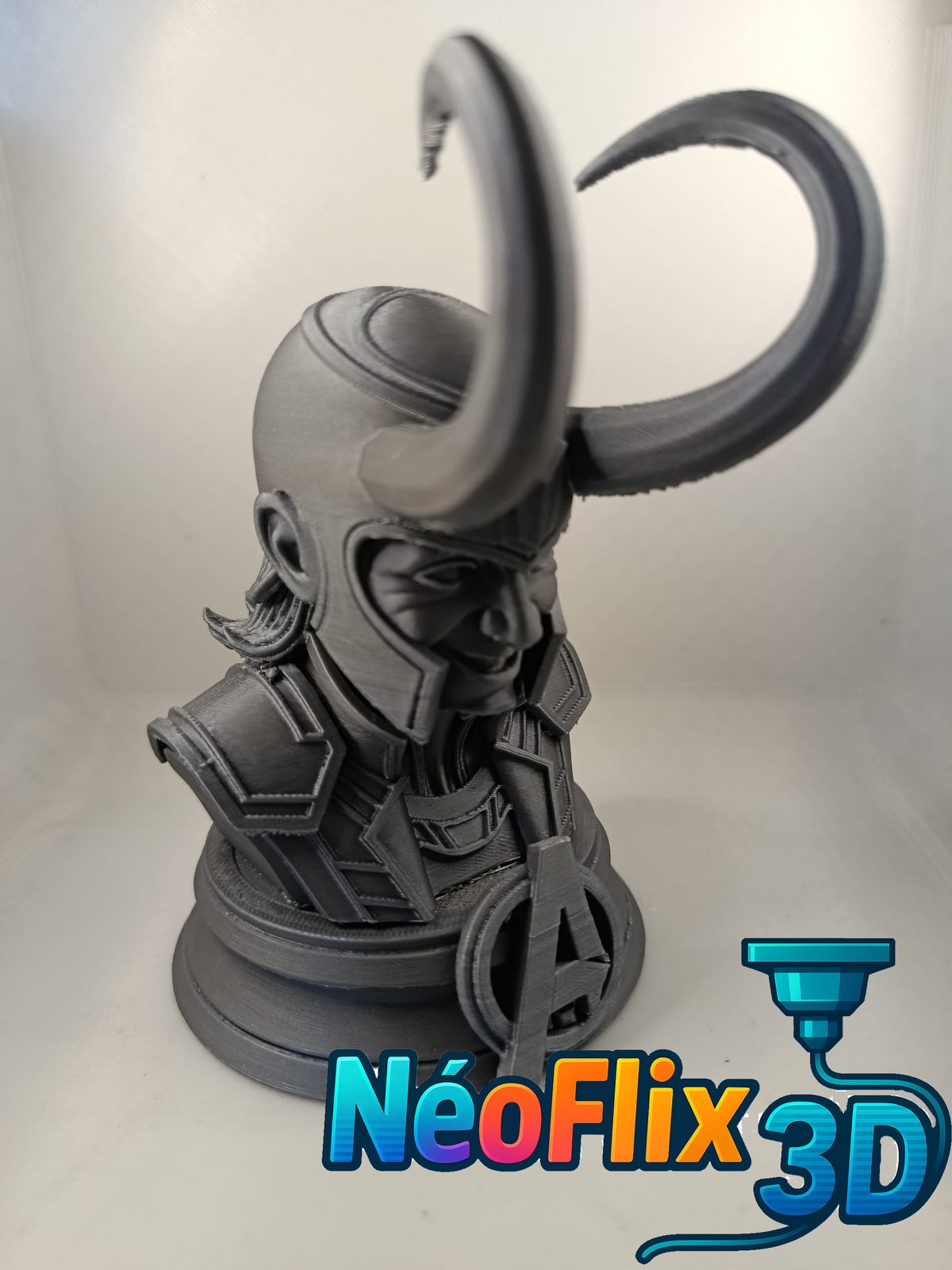 #203 Buste Loki sourire malicieux — vue 13