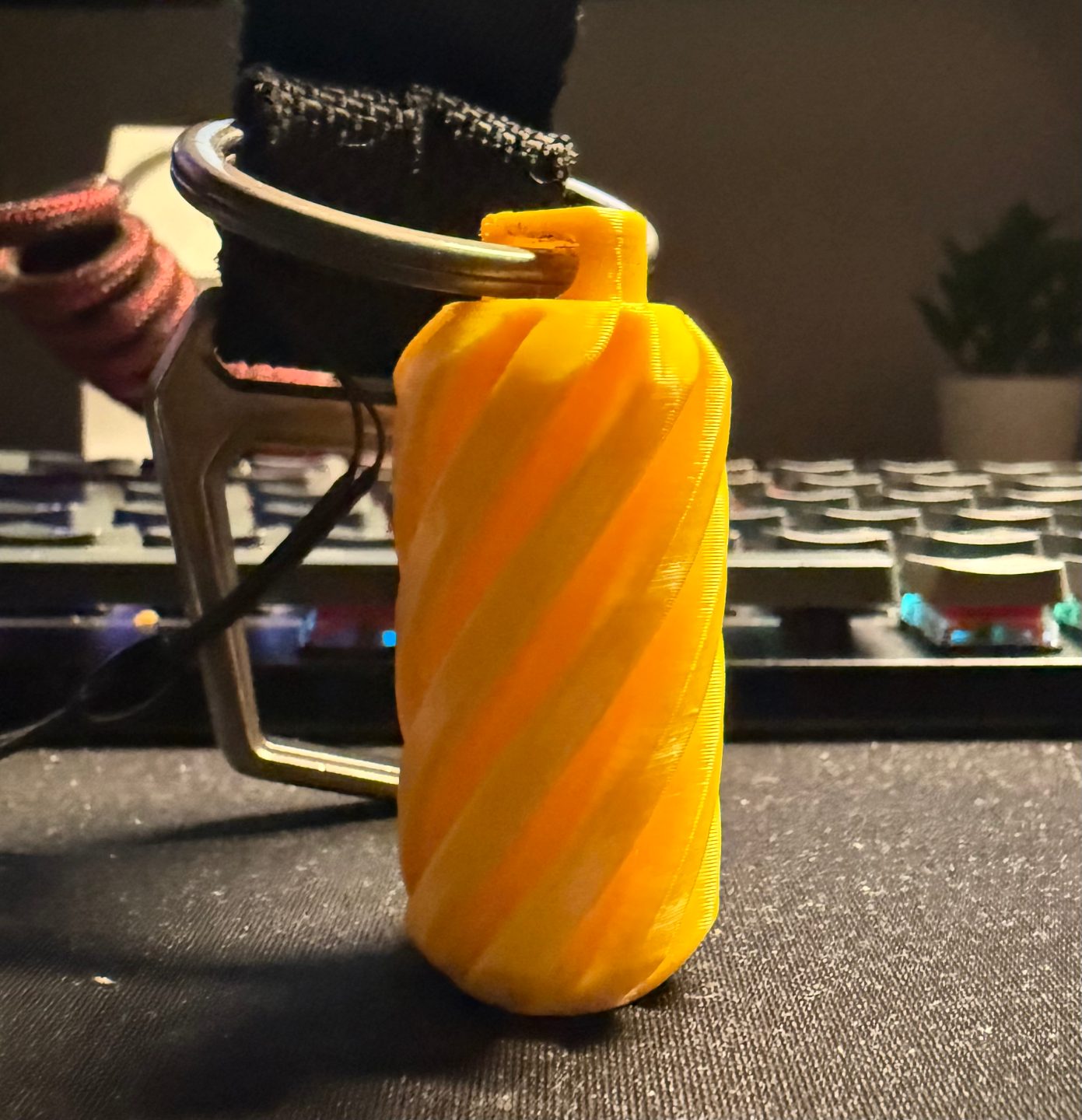 #208 Key Hanger V2 - Impossible Passthrough — vue 9