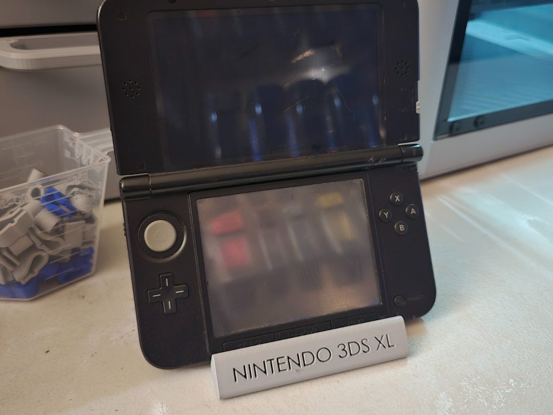 #231 Nintendo 3DS XL Display Stand — vue 3
