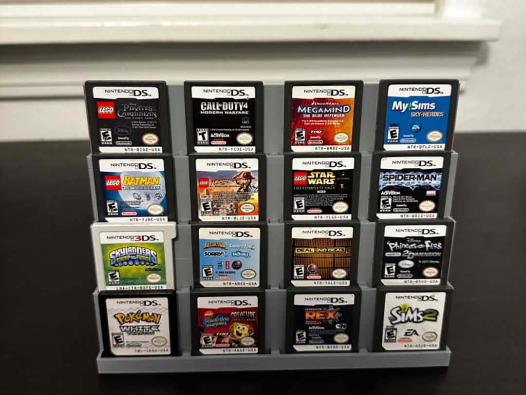 #238 DS Cartridge Display Stand — vue 1