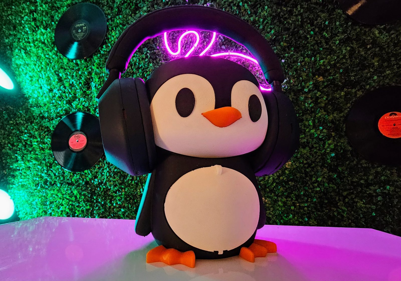 #243 Penguin Headphone Stand - Your Audio Companion — vue 5