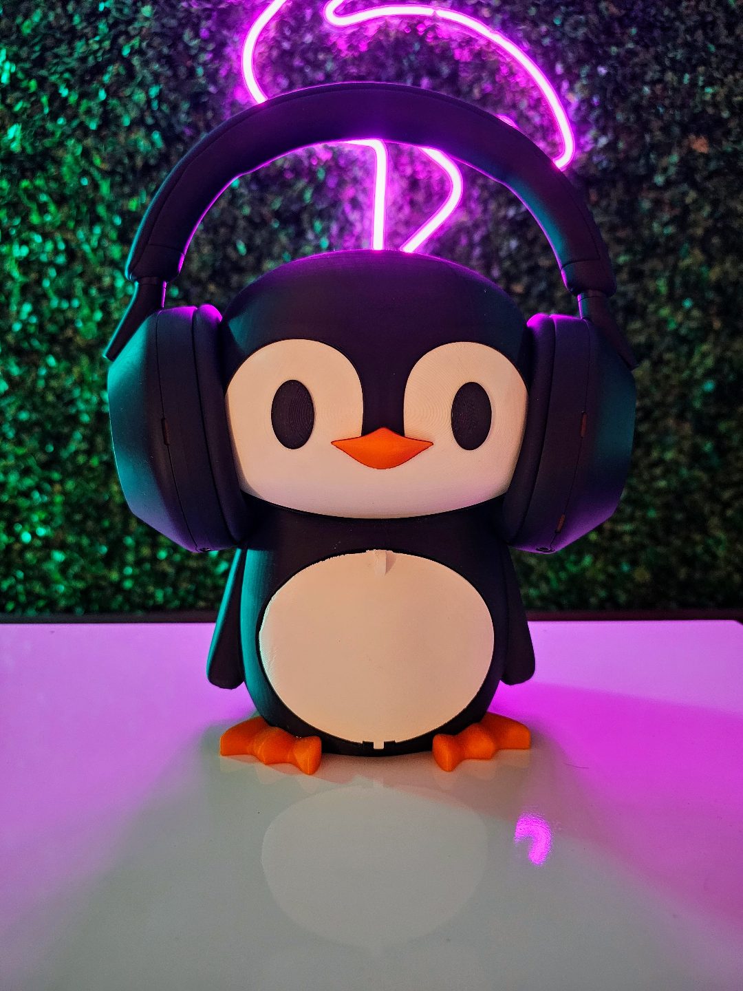 #243 Penguin Headphone Stand - Your Audio Companion — vue 7