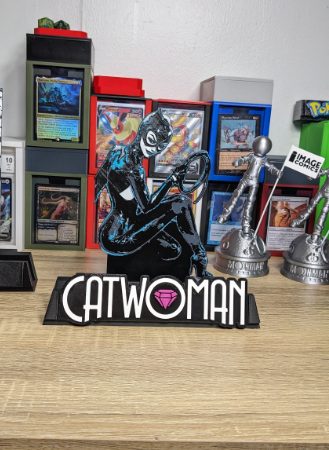 #280 Catwoman Comic Book Stand — vue 3