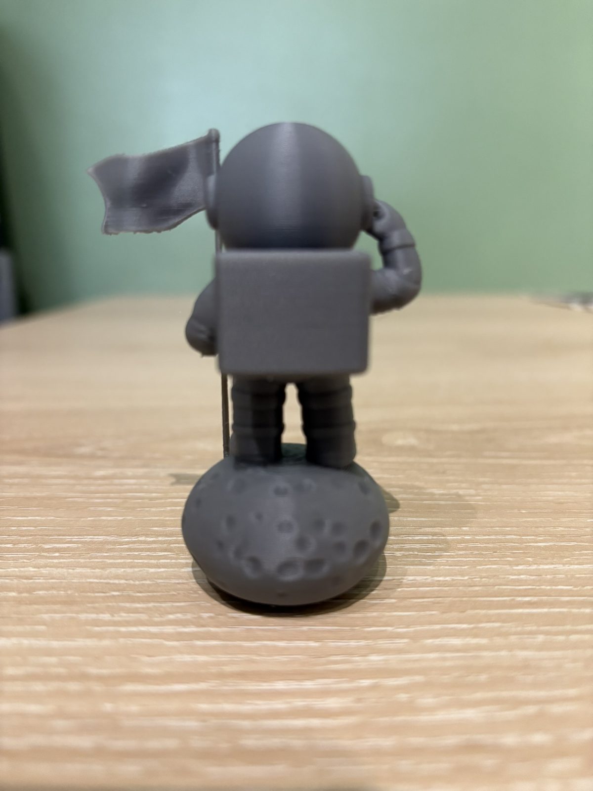 #294 Mini Spaceman on rock with flag — vue 5