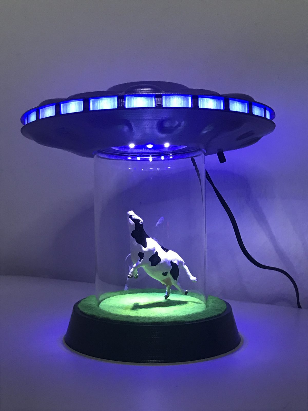 3492682 UFO Abduction Lamp with blinking lights — vue 3