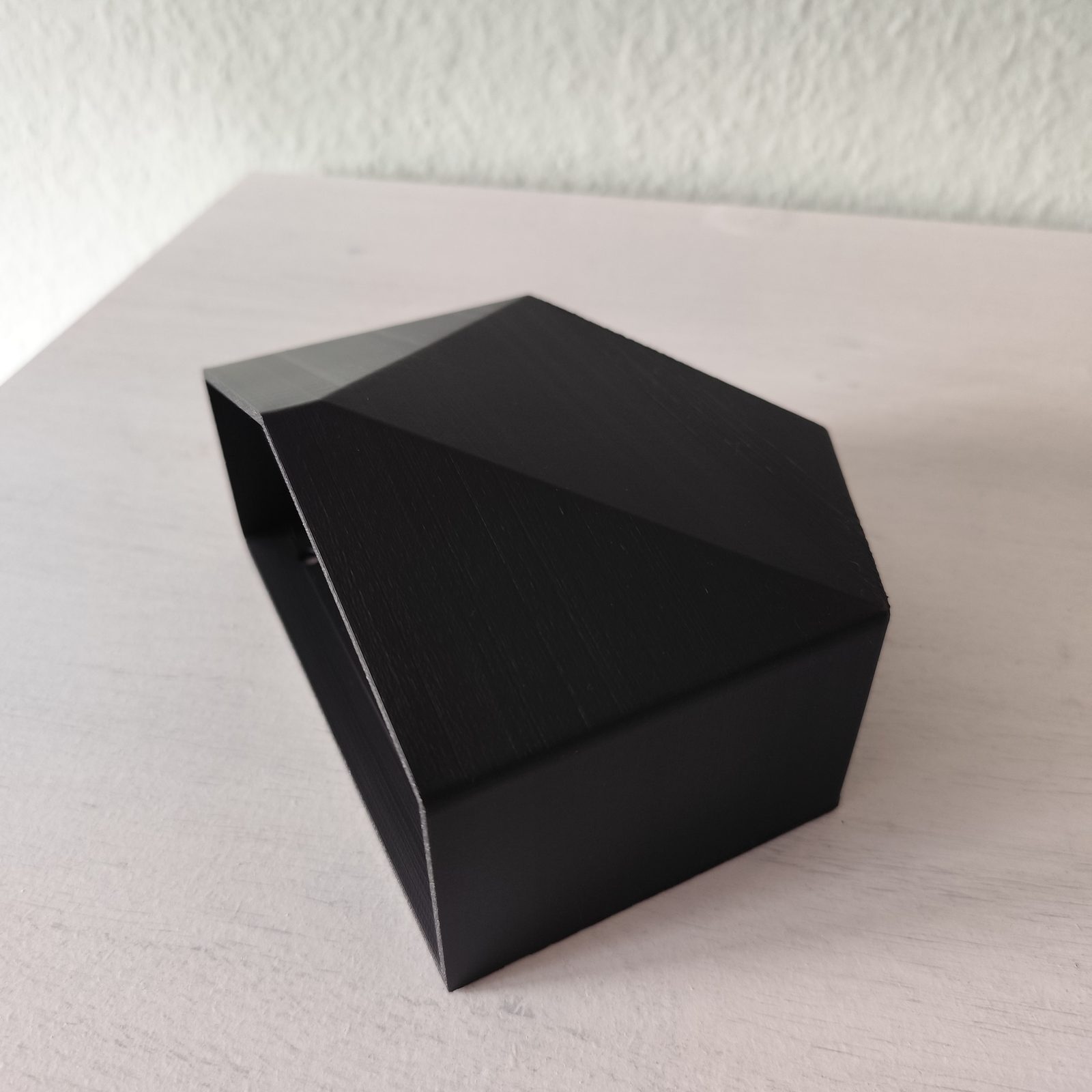 #390 Modern Wall Hanging Low Poly Planter — vue 4