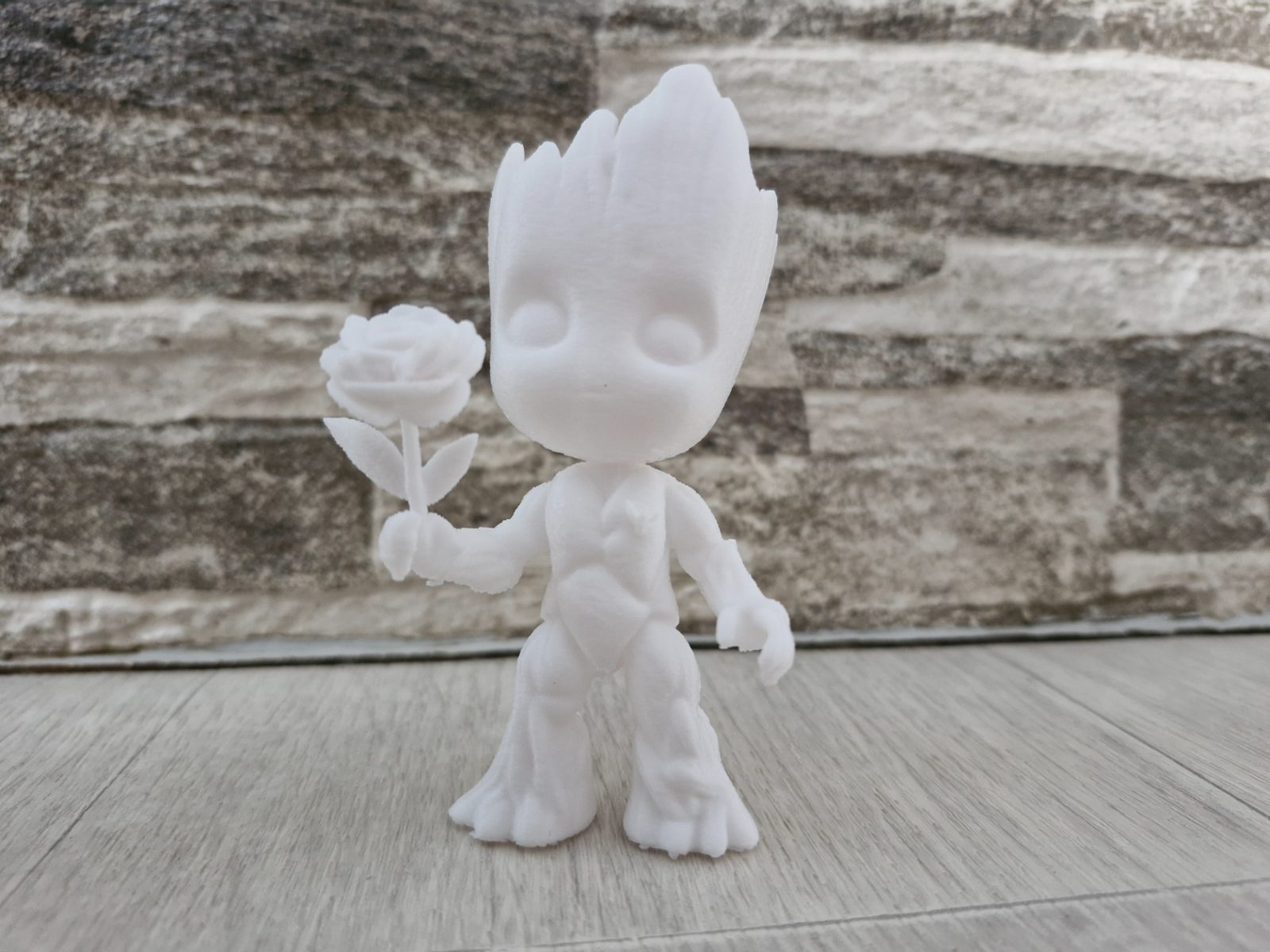 3D Printed Teenage Groot with Flower — vue 1