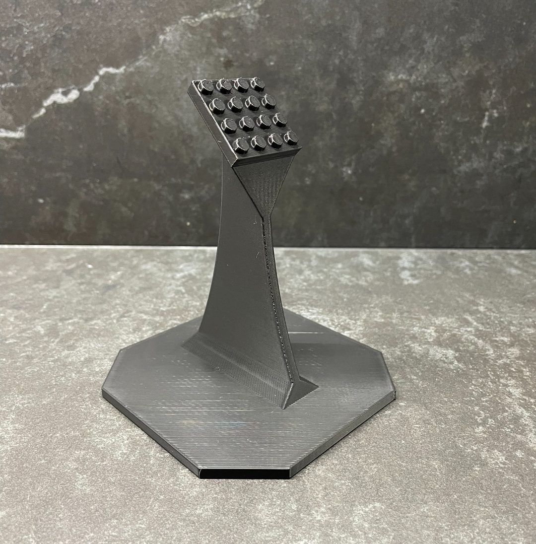 45° Inclined Leg0 Brick Ship Display Stand — vue 1