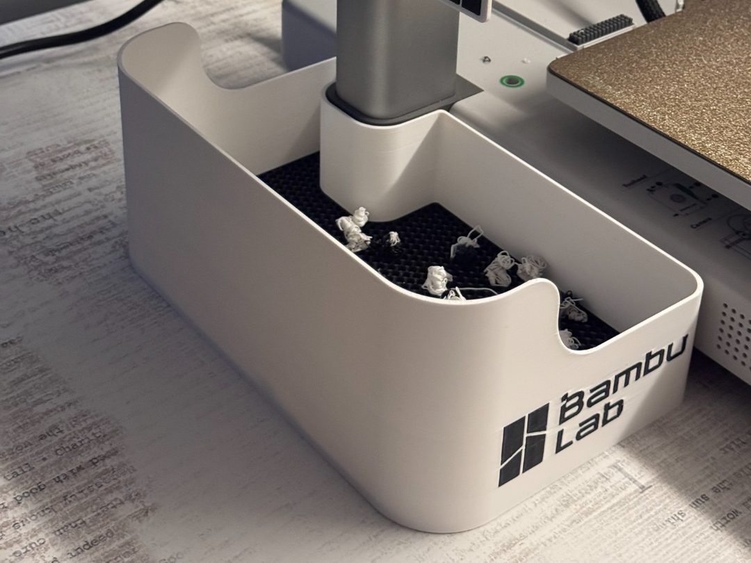 A1 Purge Waste Bin with Bambu Logo & Deflector — vue 1